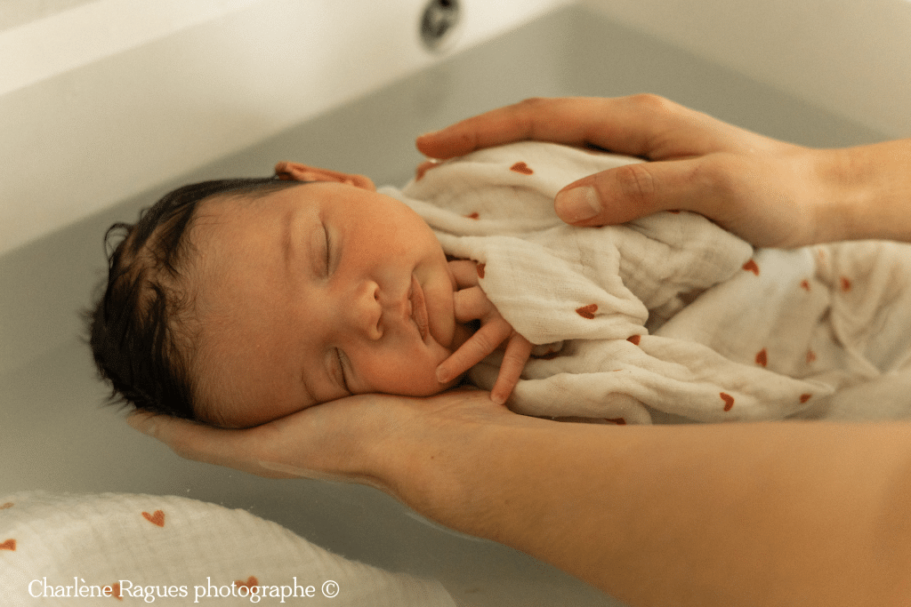 Bain bébé emmailloté